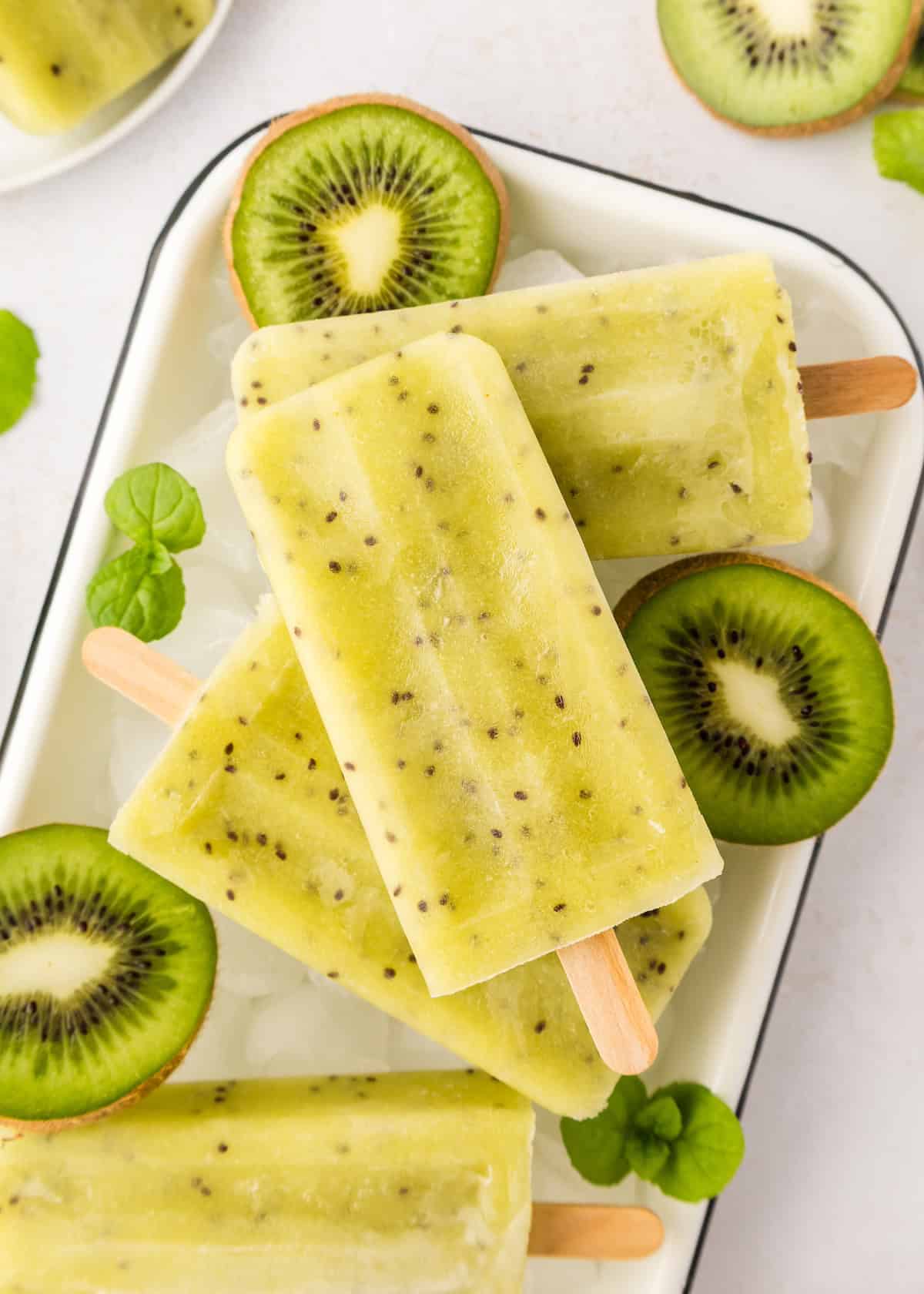 Kiwi Popsicles with kiwi slices and ice cubes.